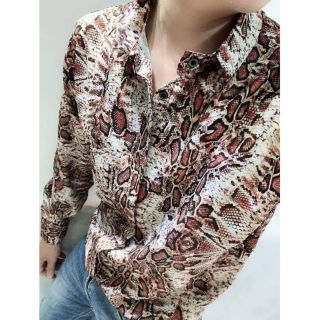 Sơ mi lụa họa tiết da rắn