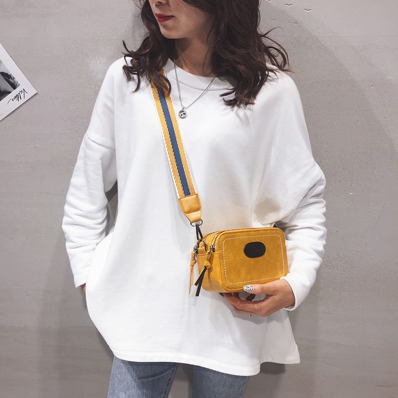 Túi đeo chéo vai hình vuông dây bản rộng phong cách retro dành cho nữ | BigBuy360 - bigbuy360.vn