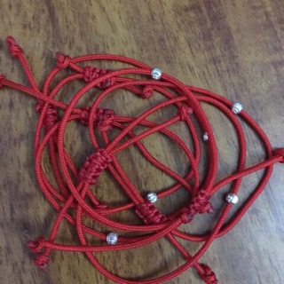 Dây chỉ đỏ may mắn