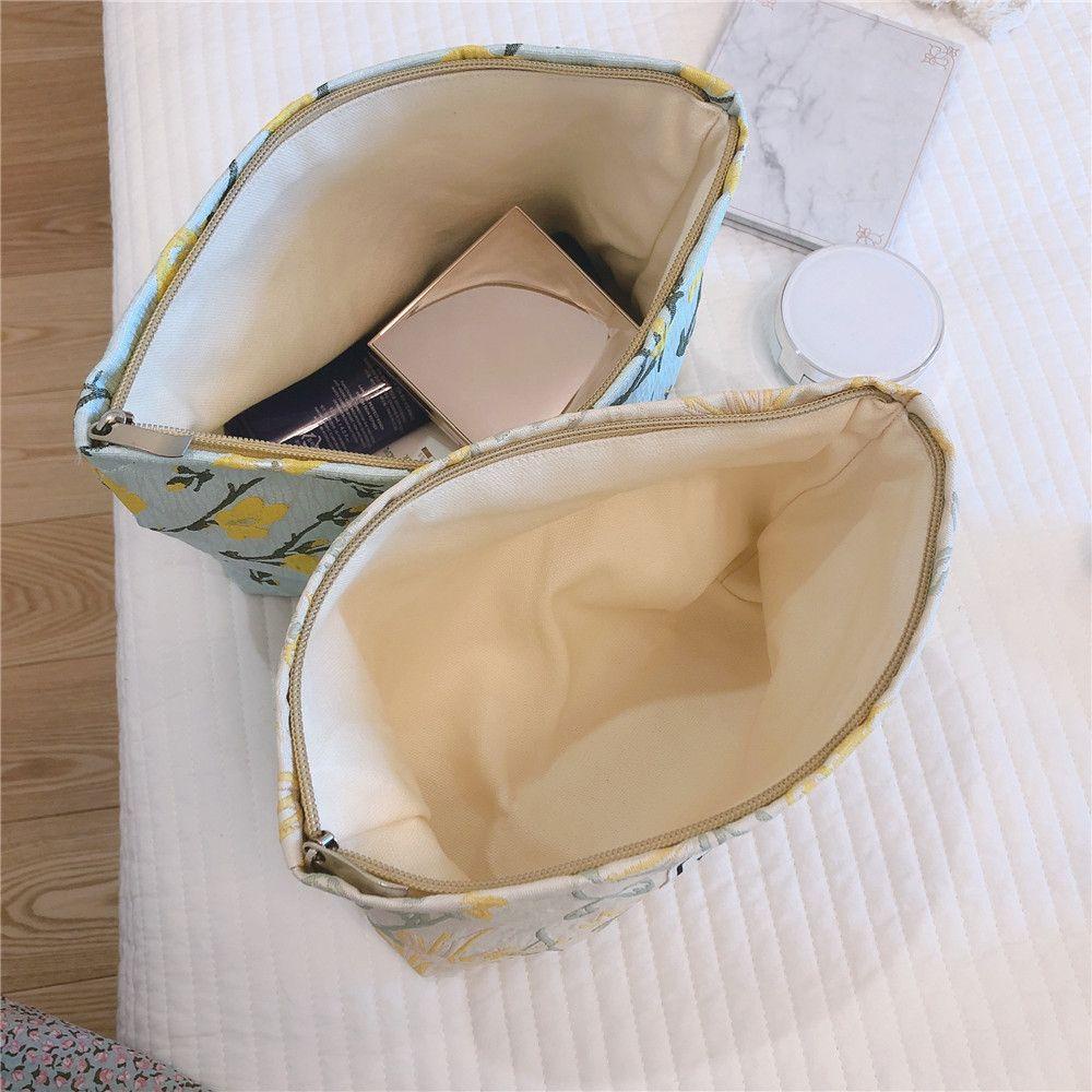 Túi Đựng Đồ Trang Điểm In Nổi Họa Tiết Hoa Xinh Xắn Tiện Dụng MIHAN1