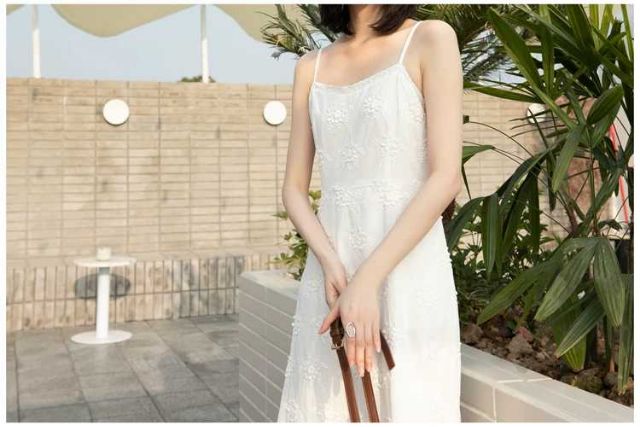 Váy hai dây trắng thêu hoa