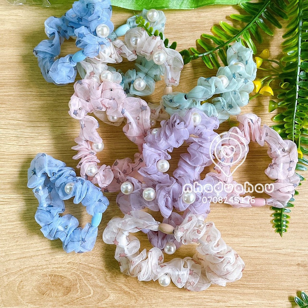 Một cái chun cột tóc dễ thương hình nơ hoa đính ngọc trai cho nữ