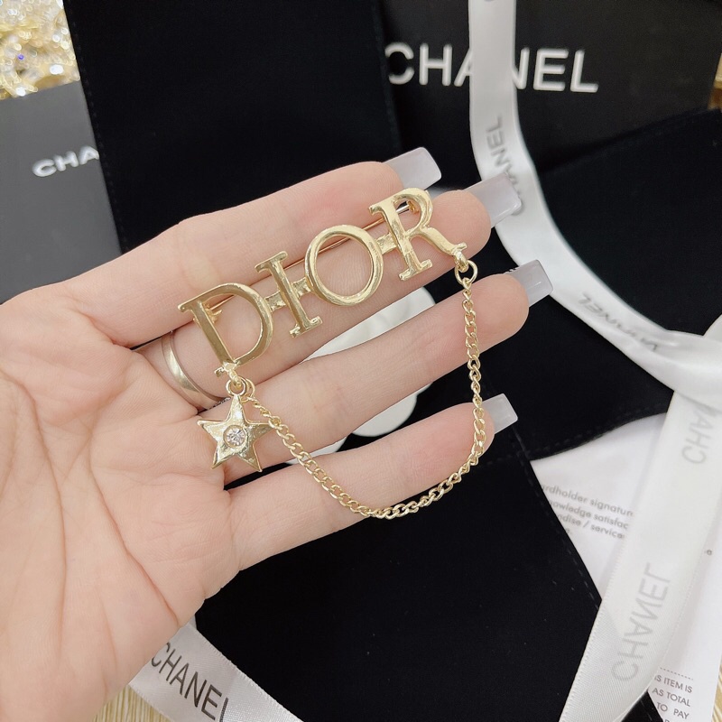 Tag cài áo Dior đính đá sang trọng