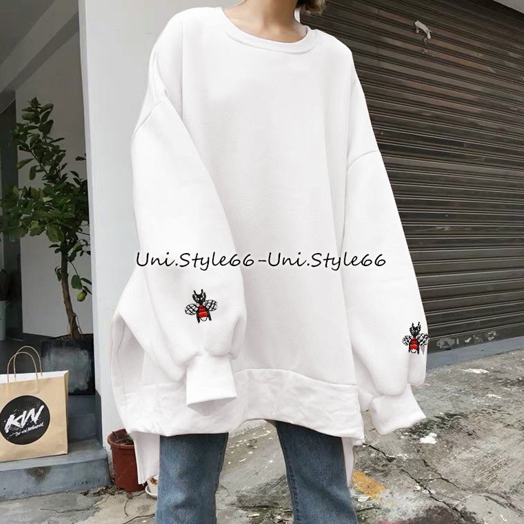 Áo Sweater Nữ Tay Phồng Lệch Tà Họa Tiết Thêu Hình Chú Ong 2 Màu Trắng Đen US160