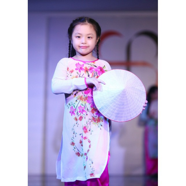 Nón lá trẻ em đủ các kích thước.