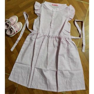 Váy bé gái lớn. Size cho bé từ 25kg đến 45kg. Chất vải kate mát mẻ. Tay nhúng bèo và cổ tròn đắp may gài nút sang chảnh