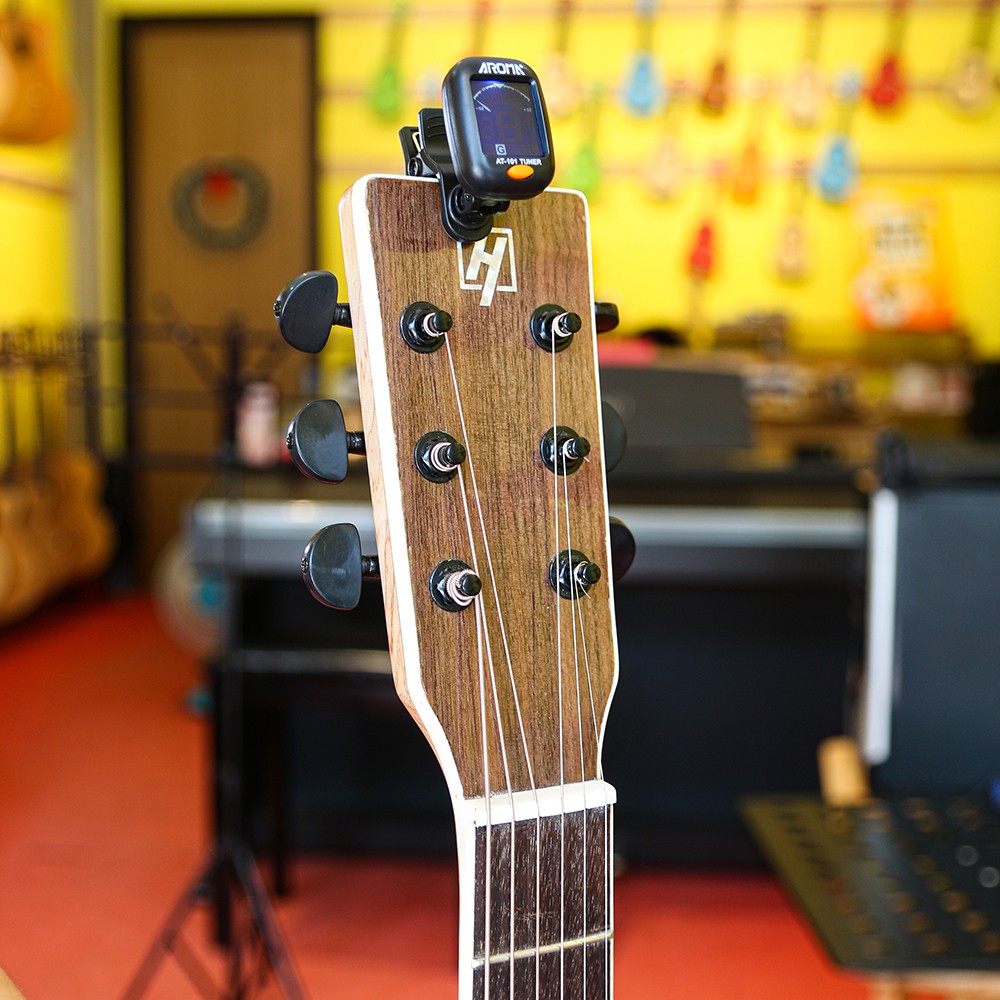 Tuner guitar TẶNG PIN (chỉnh dây ) AROMA nhỏ gọn, tiện lợi-Guitar, Ukulele, Violin, Guitar bass- Hero guitar Đà Nẵng
