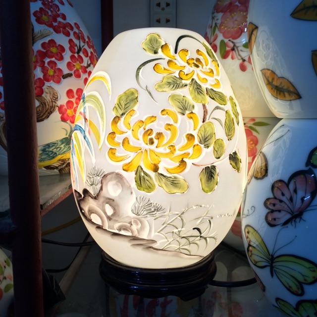 Đèn bom cao khắc gà hoa cúc màu cao 29cm