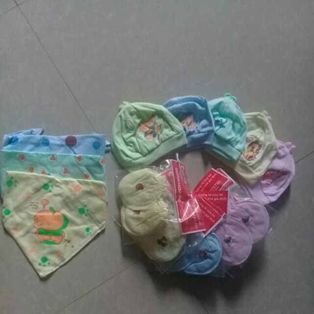 5 mũ hằng trang+5 đôi bao tay chân cho bé+5 yếm chéo