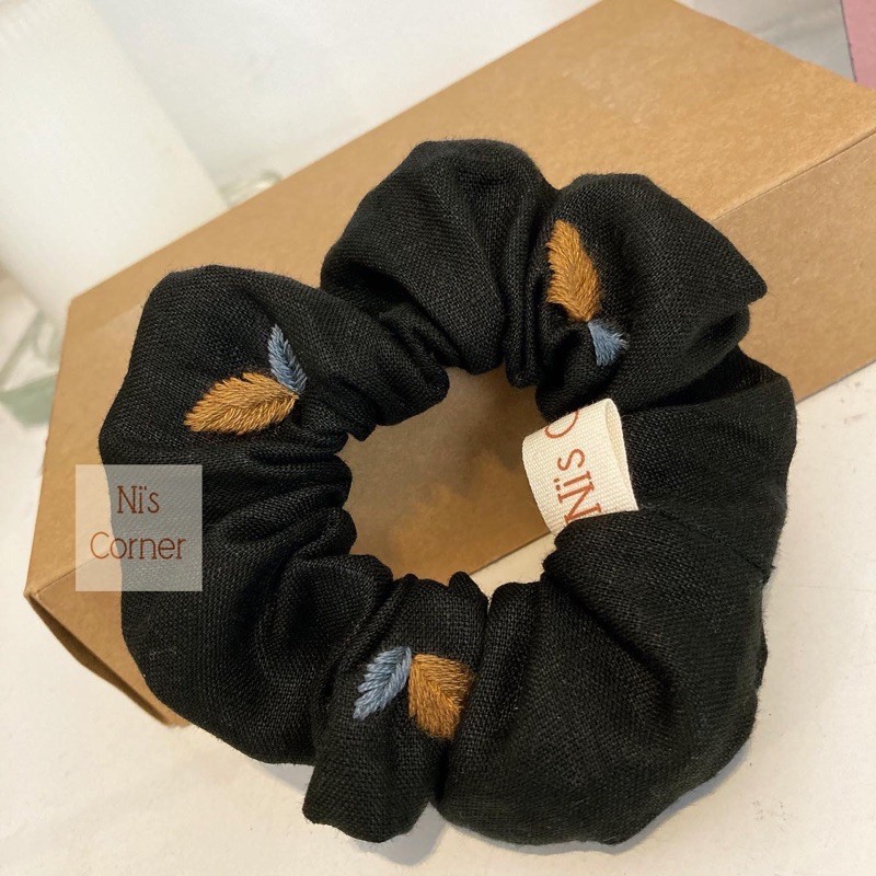 Scrunchies - Cột tóc Linen thêu tay (Pure Linen - Màu đen)