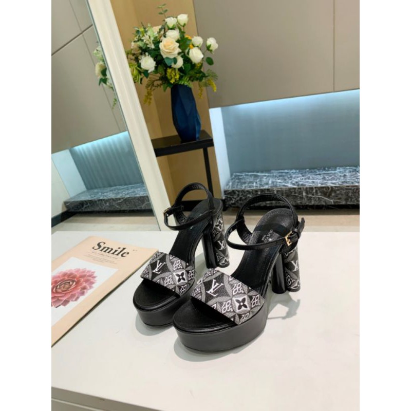 Giày cao gót có quai mũi tròn gót trước 4cm,gót sau 11,5cm LV
