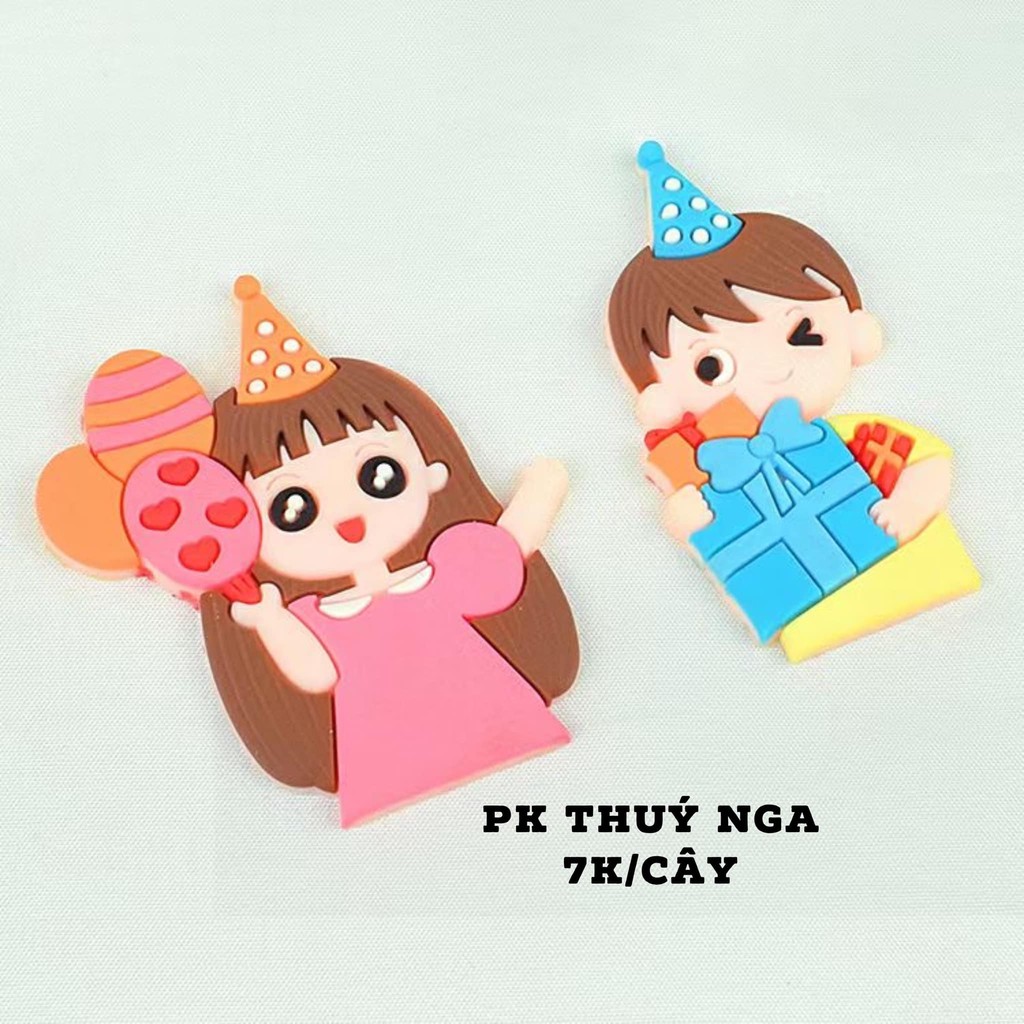 Em Bé Cầm Hộp Quà, Bóng Bay Nhựa Dẻo