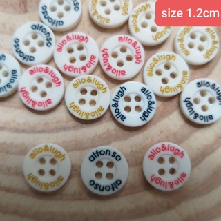 Nút nhựa 4 lỗ có chữ , size 1.2cm (20 nút /6k)
