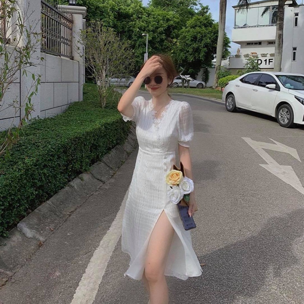 Đầm xốp ô vuông cổ V viền ren xẻ tà đính nút
