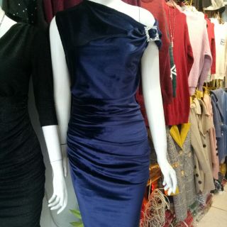 Váy nhung lệch vai đẹp lắm