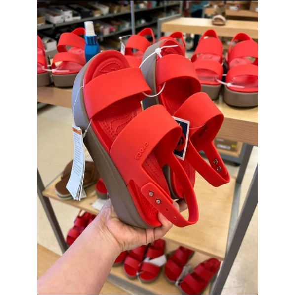 Giày Sandals Crocs màu đỏ đế 5cm dành cho nữ mang siêu êm chân và không thấm nước của Mỹ