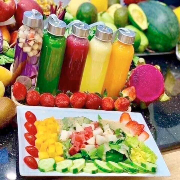 Bình nước detox thủy tinh 500ml có dây treo tiện dụng.