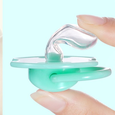 Núm ti giả có nắp đậy vệ sinh cho bé