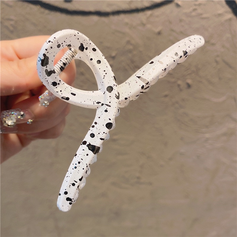 Kẹp tóc càng cua vuông họa tiết hình bò sữa