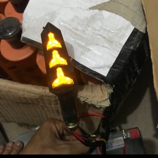 Đôi xi nhan led xương cá