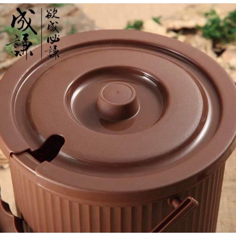 Thùng nhựa thu nước và bã trà kèm dây