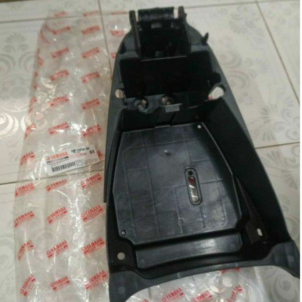 Hộp nhựa cốp đựng đồ xe ga MiO zin chính hãng