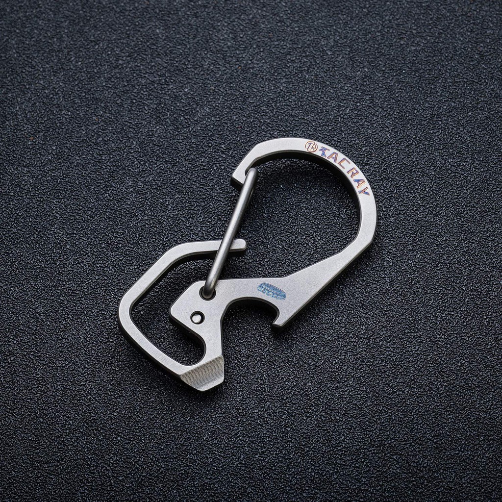 Móc khóa TACRAY TITANIUM KEYCHAIN CARABINER THÁO RING NHANH CÔNG CỤ ĐA NĂNG MỞ CHAI VÀ TUA VÍT CÓ RÃNH