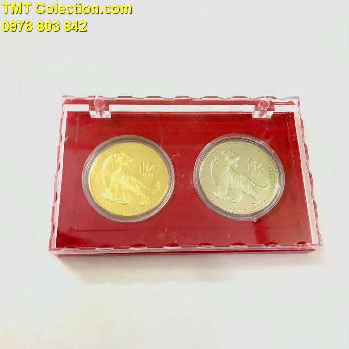 Cặp xu hình con cọp 1 Yi Trung Quốc Vàng Bạc tặng kèm hộp nhựa; Đồng xu màu vàng và bạc; đường kính 4cm- SP005326
