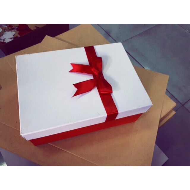 Hộp quà 12x21x5cm nắp nơ 35k