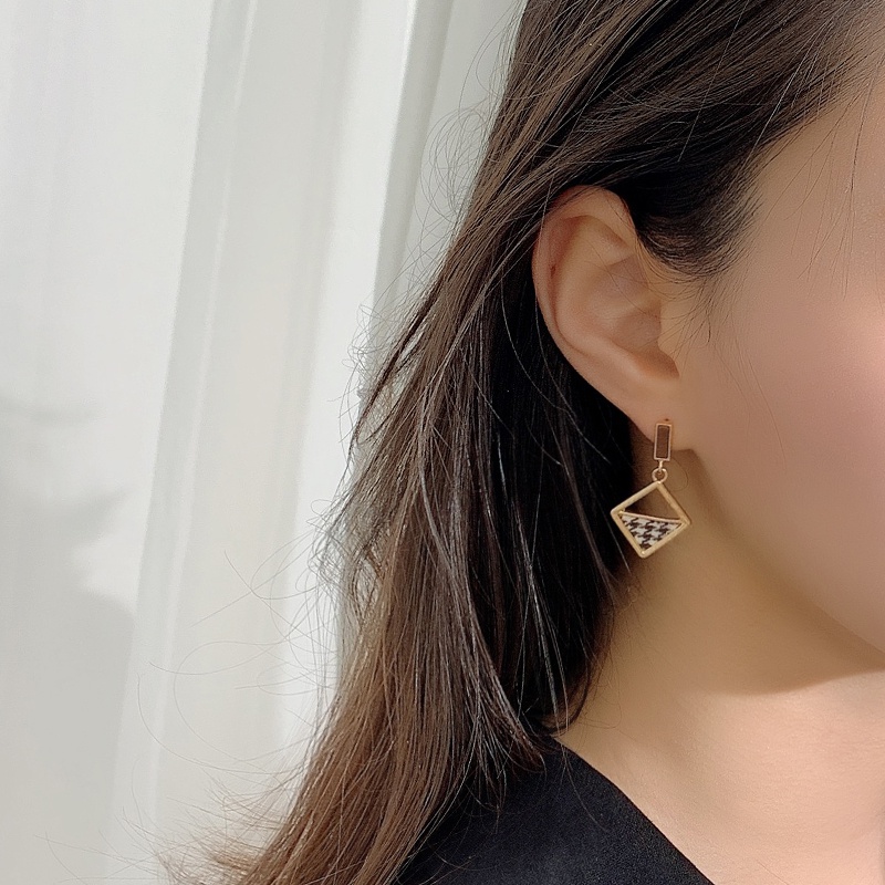 Bông tai phong cách Retro thiết kế thời trang 2023