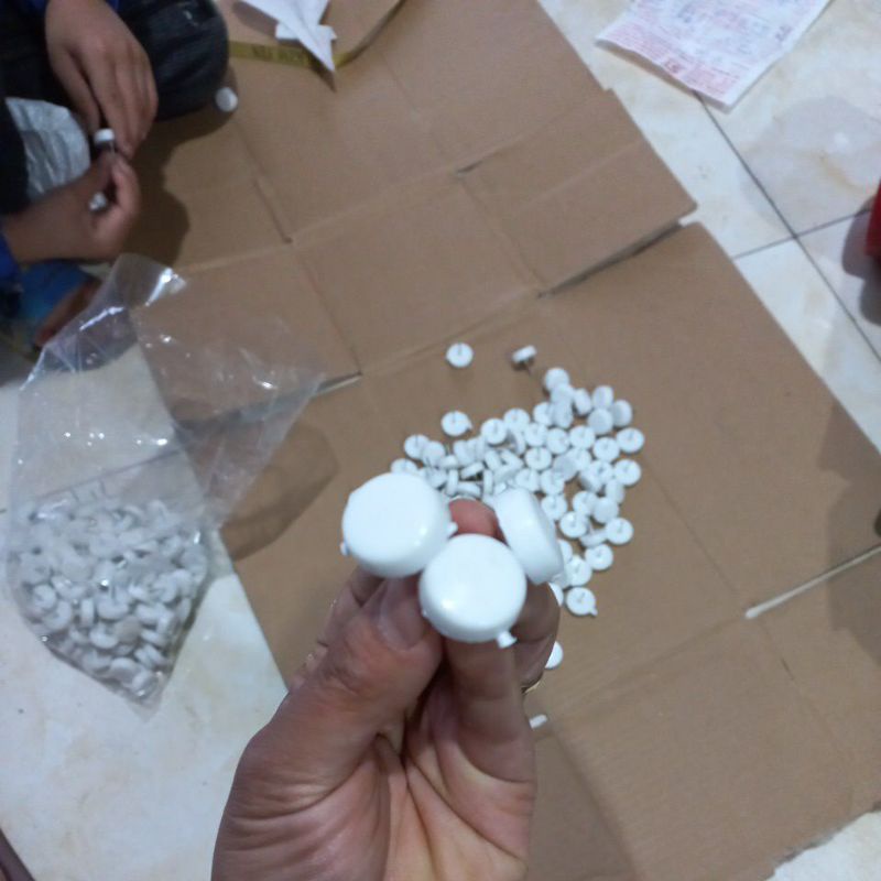 Chân đinh nhựa dẹt  đóng chân TỦ, đồ nội thất