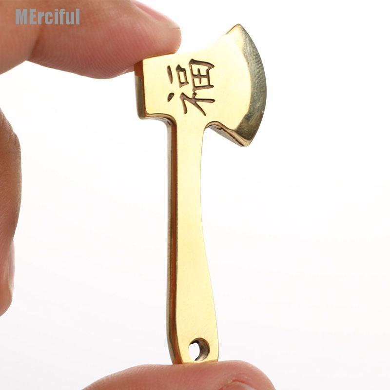 Mặt phụ kiện hình chiếc rìu mini bằng đồng thau có tay cầm dài tiện lợi