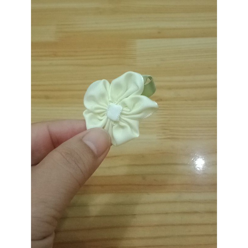 Hoa ruy băng. Nẹp định hình mũi.