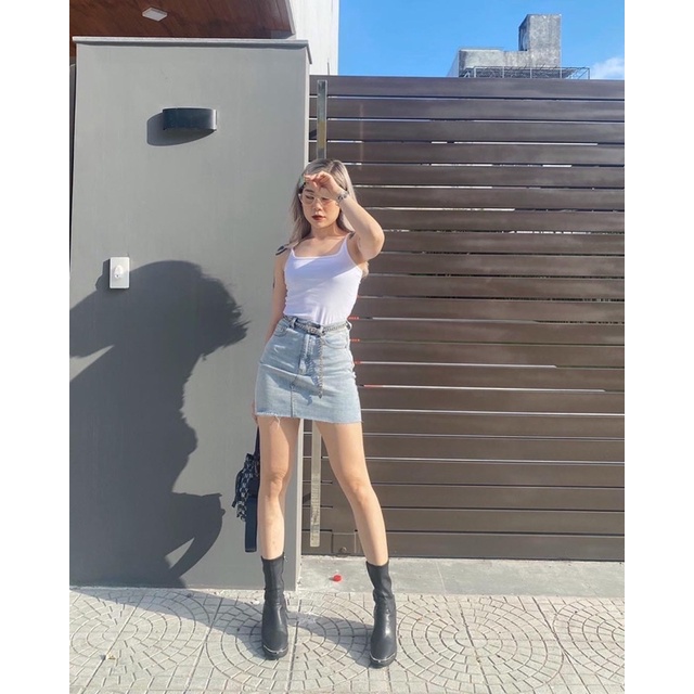 Chân váy jeans lai cắt rách nhẹ