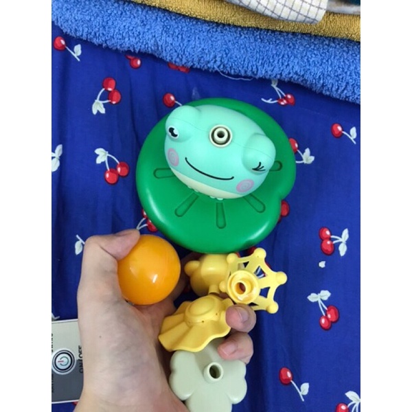 Chú ếch xanh phun nước ngộ nghĩnh