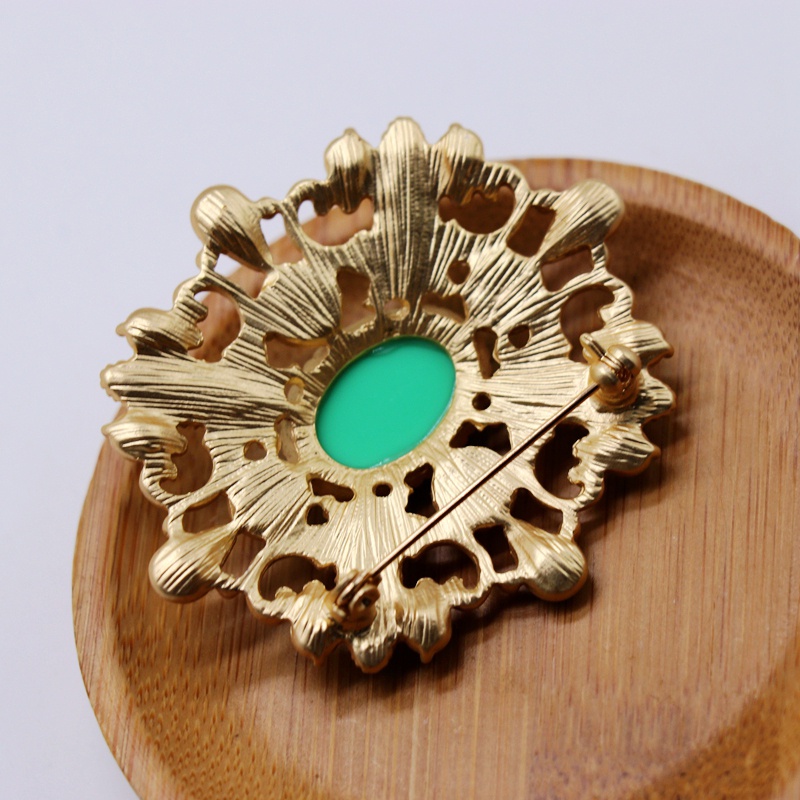 New Baroque Green Protein Effect Resin Gem Diamond Brooch Retro Elegant Brooch Reduced Age Temperament Brooch
