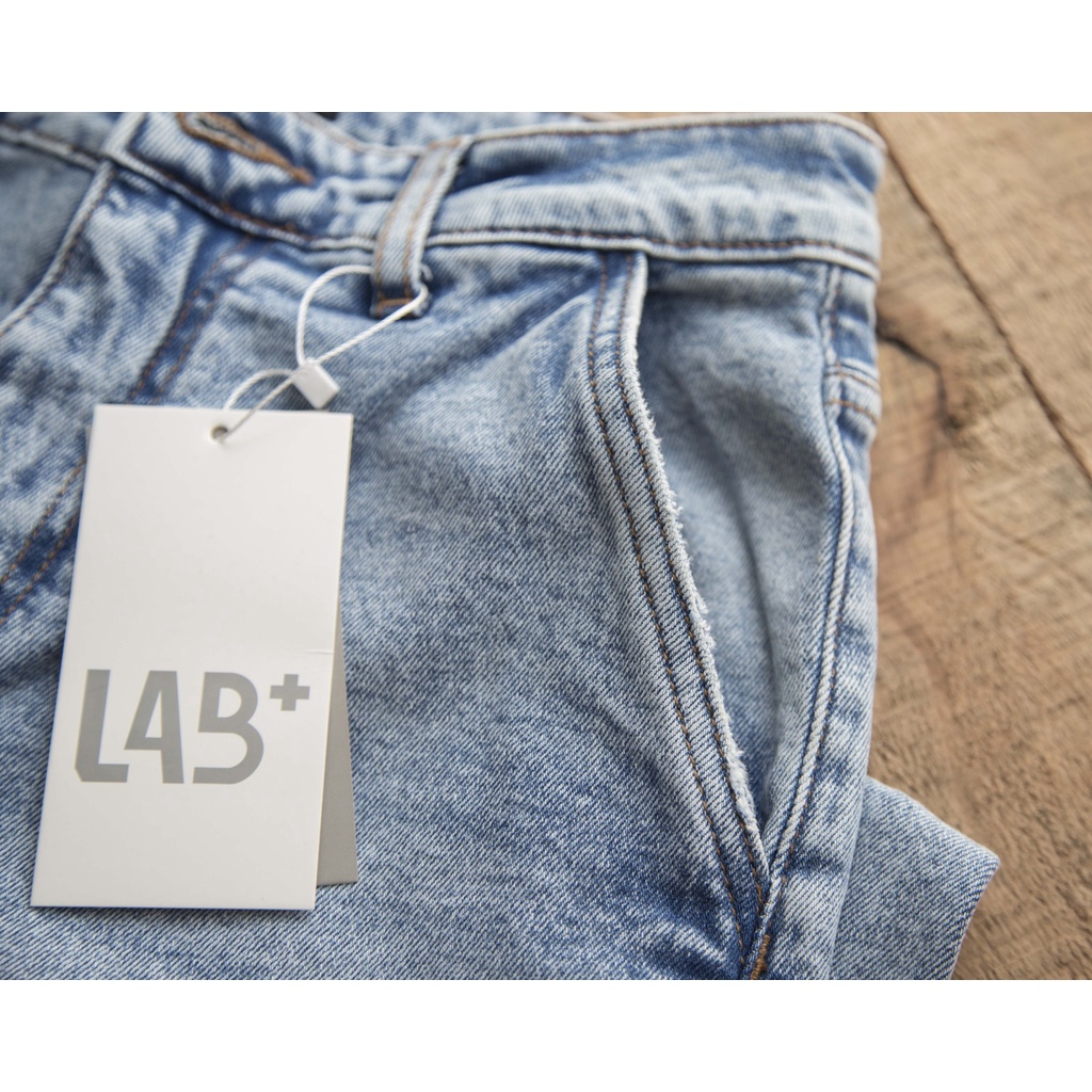 Quần Jean nam vải Denim co giãn nhẹ form carrot fit màu xanh bạc - LAB801