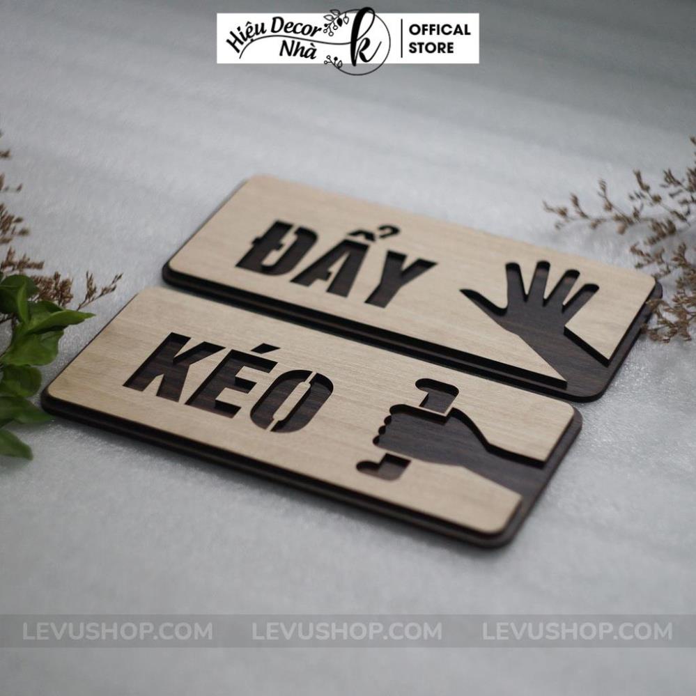 Bộ 2 bảng gỗ Kéo Đẩy trang trí dán cửa ra vào HiệuNhàK-TP06 - Hiệu Nhà K