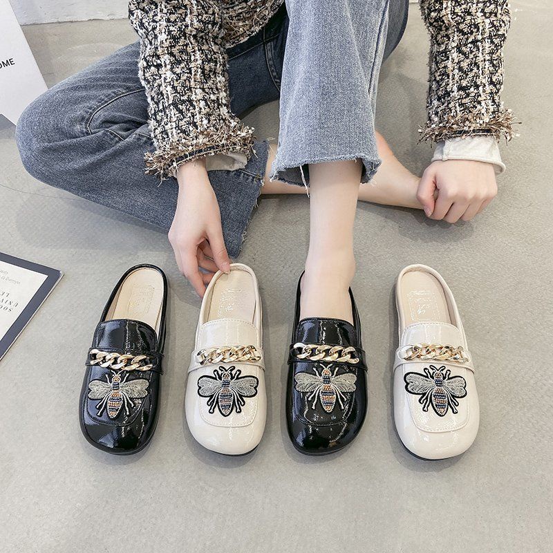 Giày sục nữ chất da bóng đế thấp thêu  ong viền quai xích