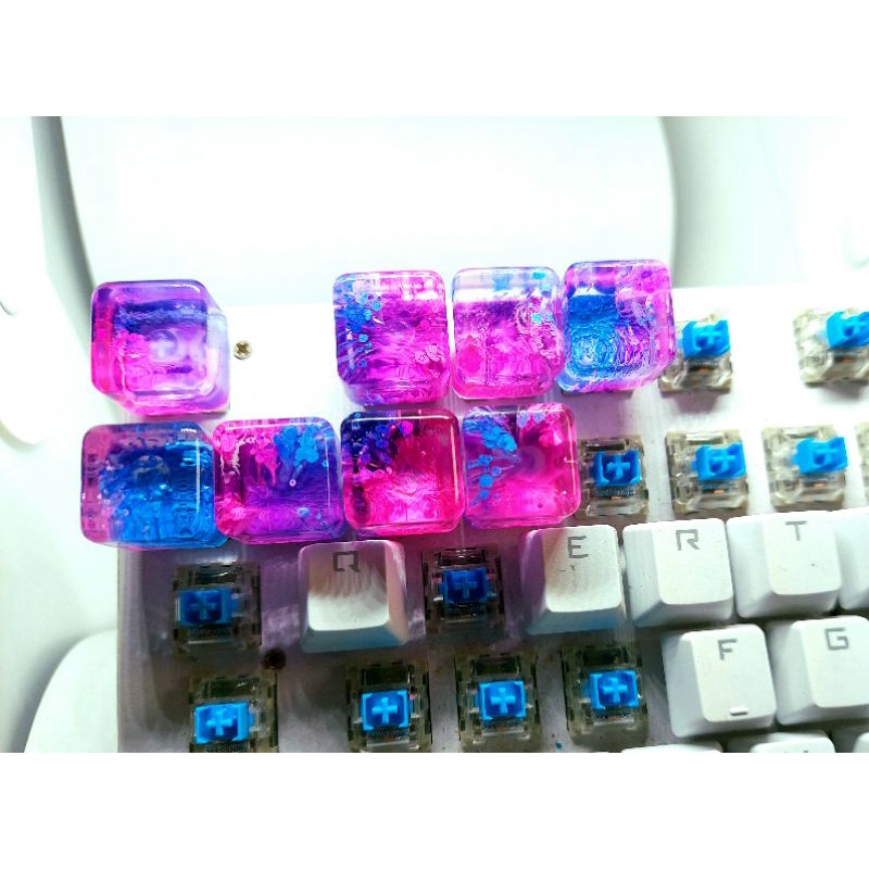 Keycap resin cube xanh hồng trang trí bàn phím cơ gaming.