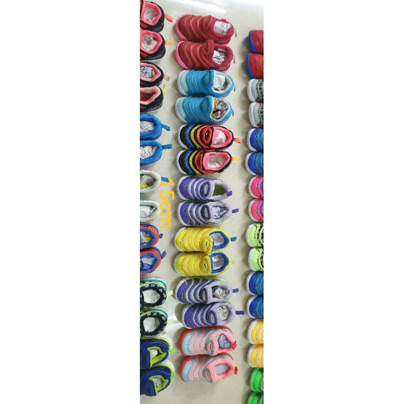 Giày sâu cho bé e, tìm cho ạ