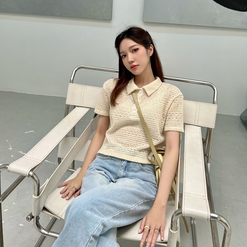 JANET STUDIO • Áo polo nút hoa thun ren