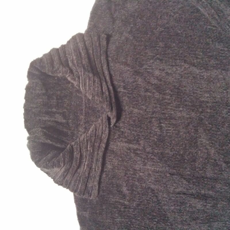 Áo len chui đầu màu đen secondhand