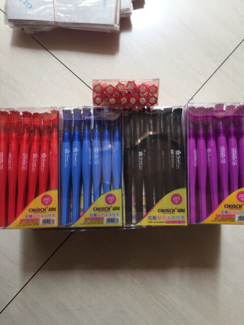 1 hộp bút nước =12 bút, bút đầu kim cương 885. Có các màu xanh- màu đen- màu đỏ- màu tím và xanh lá cây.