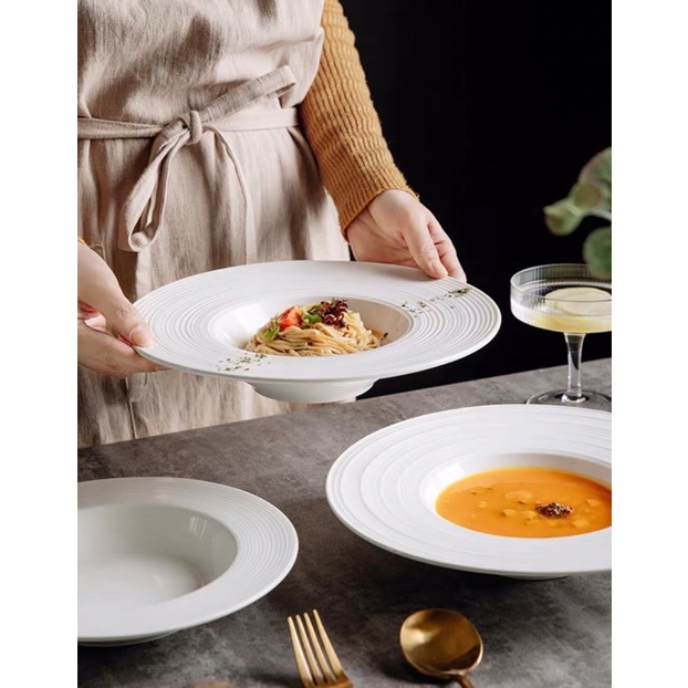 Đĩa mỳ ý trắng vân sóng phong cách nhà hàng phương tây