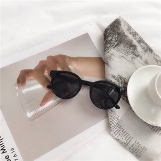 Kính mát gọng đen trắng