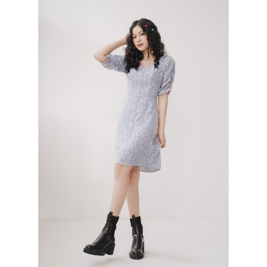 ADORE DRESS Đầm mini hoa nhí nền xanh hàng khuy giữa
