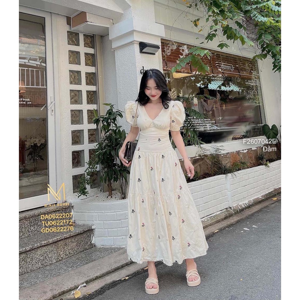 Đầm maxi dáng xòe thêu hoa nhí cổ tim thắt dây nơ lưng tay bồng!