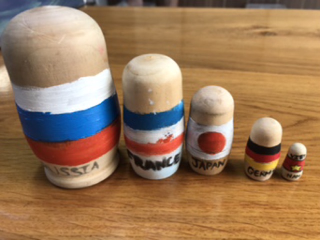 Búp bê gổ Nga tự vẽ