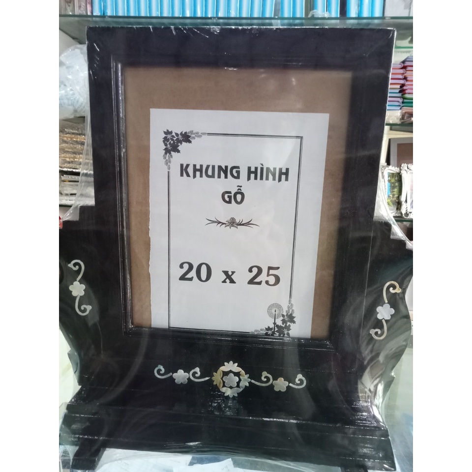 khung hình thờ gỗ có chân đế có 2 màu đen và nâu đỏ 20x25